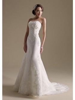 A-Line/Princess Strapless Chapel Train Taffeta Wedding Dress With Beading