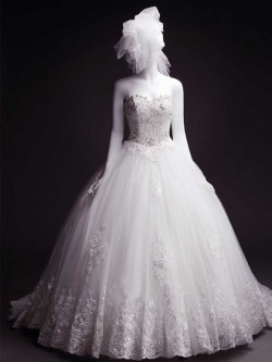 sweetheart beaded lace-up ball gown wedding dress with lace appliques