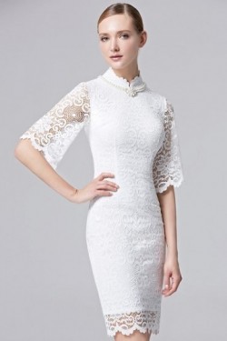 Petite robe blanche fendue col agrémenté de collier – Persun.fr