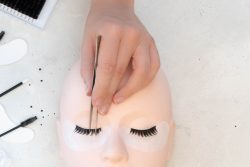 How to keep the eyelashes after applying？