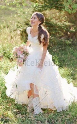 Klassisches V-Ausschnitt Kurze Ärmeln Brautkleid mit Bordüre mit Rüschen – MeKleid.de
